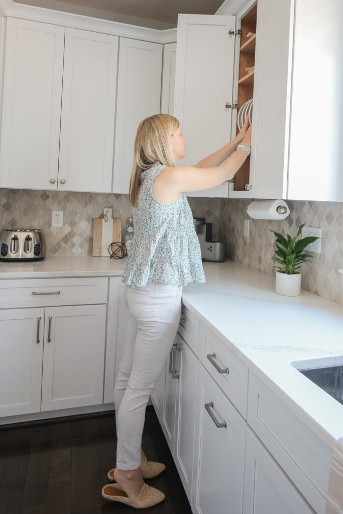 Create warmth in a white kitchen using cutting boards - Duke Manor